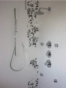 Multi-head shower installation